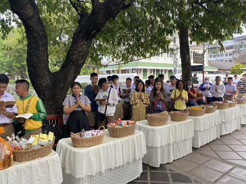 กิจกรรมทำบุญตักบาตรในช่วงเช้า ณ วัดเทพศิรินทราวาส