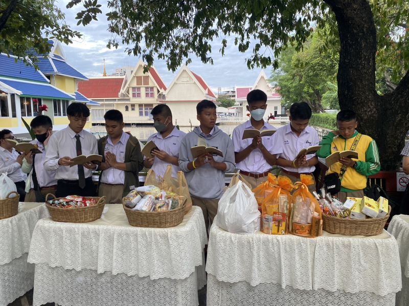 กิจกรรมทำบุญตักบาตรในช่วงเช้า ณ วัดเทพศิรินทราวาส