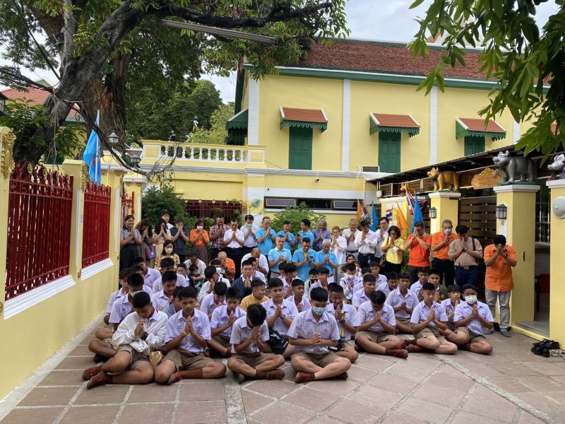 กิจกรรมทำบุญตักบาตรในช่วงเช้า ณ วัดเทพศิรินทราวาส