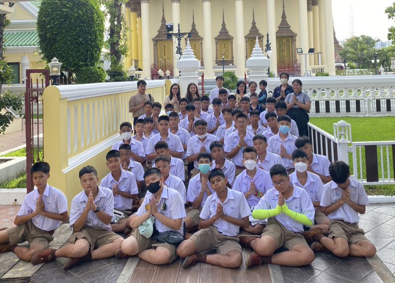 กิจกรรมทำบุญตักบาตรในช่วงเช้า ณ วัดเทพศิรินทราวาส