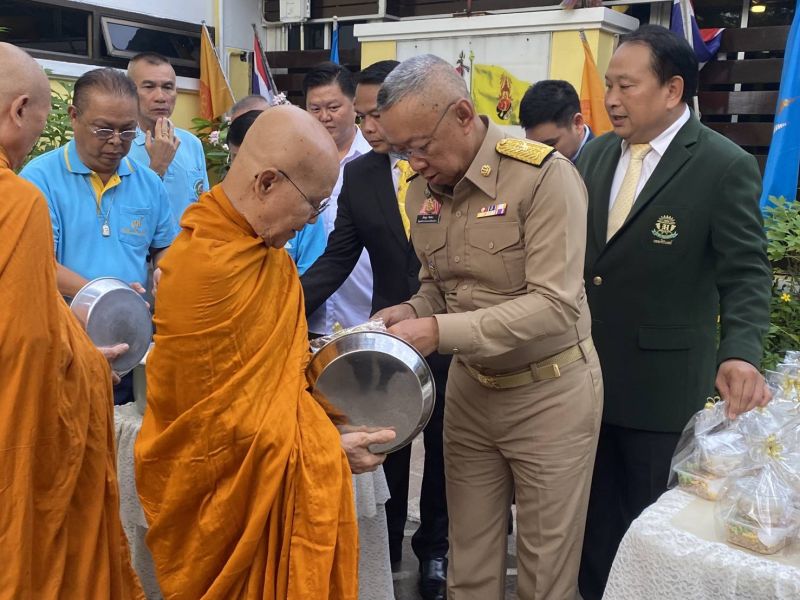 รัฐมนตรีว่าการกระทรวงศึกษาธิการ เข้ากราบสักการะท่านเจ้าประคุณสมเด็จพระธีรญาณมุนี