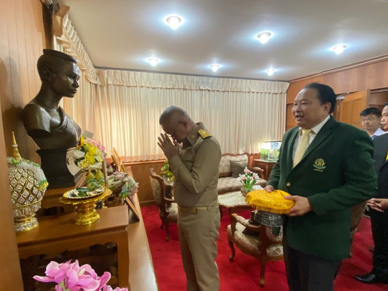 รัฐมนตรีว่าการกระทรวงศึกษาธิการ เข้ากราบสักการะท่านเจ้าประคุณสมเด็จพระธีรญาณมุนี