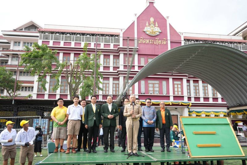 รัฐมนตรีว่าการกระทรวงศึกษาธิการ เข้ากราบสักการะท่านเจ้าประคุณสมเด็จพระธีรญาณมุนี