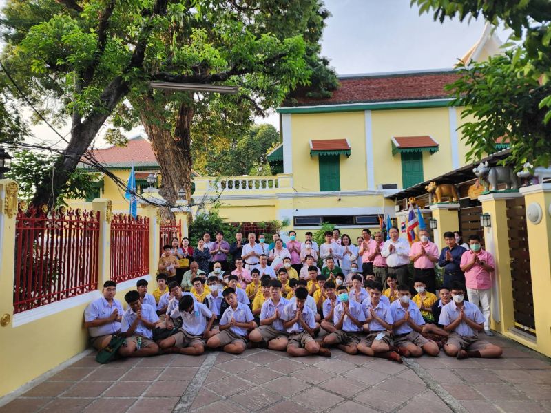 กิจกรรมทำบุญตักบาตรในช่วงเช้า ณ วัดเทพศิรินทราวาส