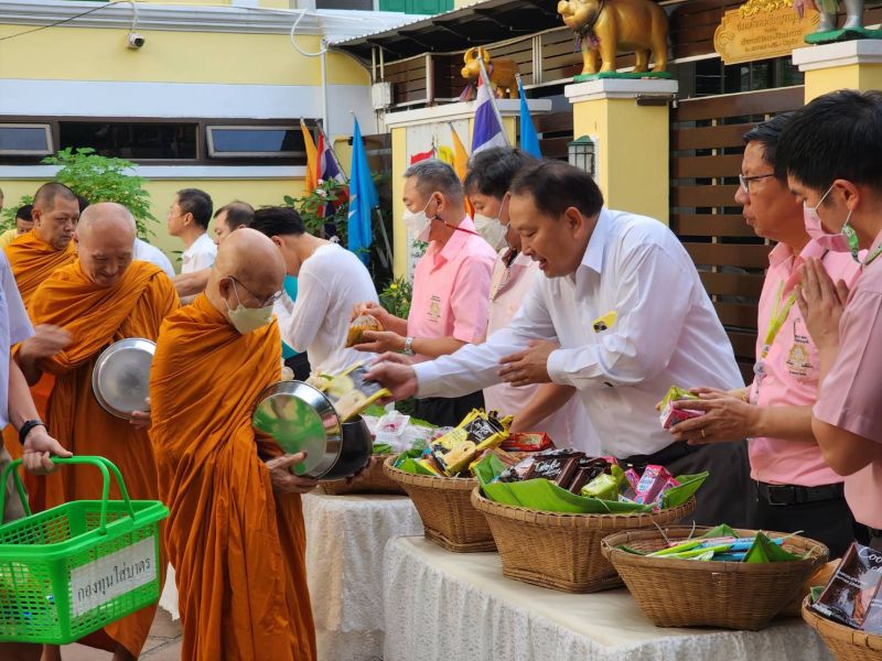 กิจกรรมทำบุญตักบาตรในช่วงเช้า ณ วัดเทพศิรินทราวาส