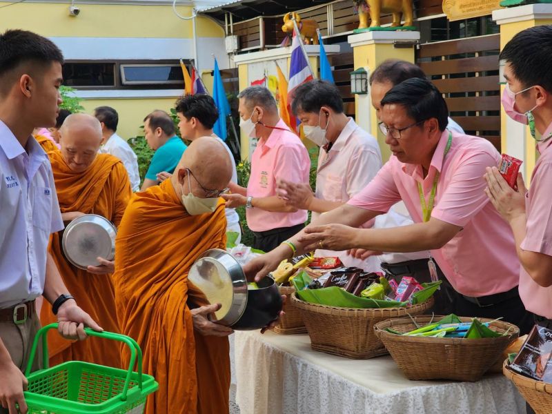 กิจกรรมทำบุญตักบาตรในช่วงเช้า ณ วัดเทพศิรินทราวาส