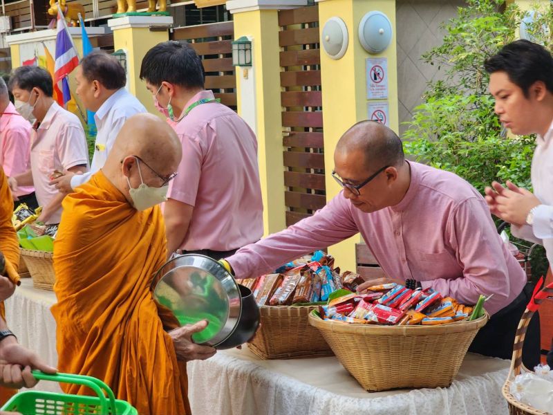 กิจกรรมทำบุญตักบาตรในช่วงเช้า ณ วัดเทพศิรินทราวาส