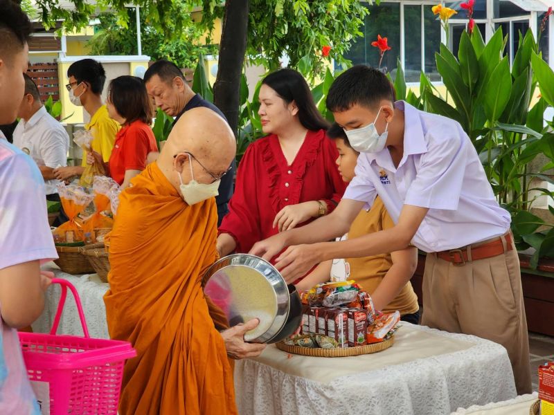 กิจกรรมทำบุญตักบาตรในช่วงเช้า ณ วัดเทพศิรินทราวาส
