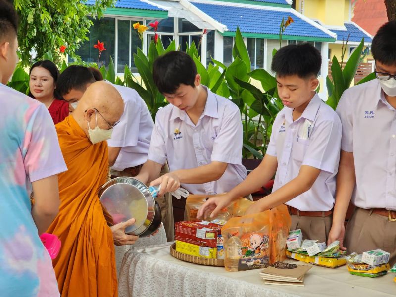 กิจกรรมทำบุญตักบาตรในช่วงเช้า ณ วัดเทพศิรินทราวาส