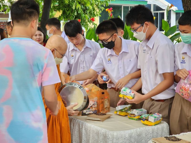 กิจกรรมทำบุญตักบาตรในช่วงเช้า ณ วัดเทพศิรินทราวาส