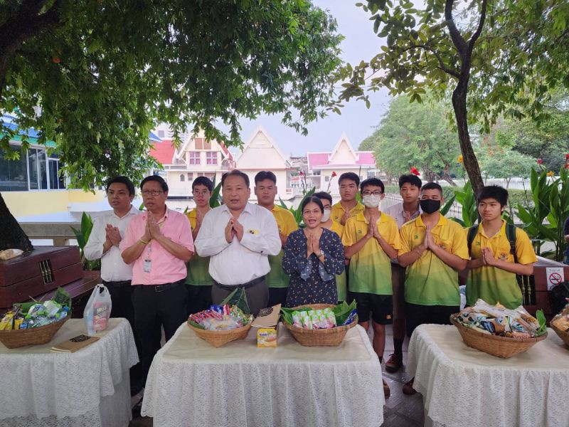 กิจกรรมทำบุญตักบาตรในช่วงเช้า ณ วัดเทพศิรินทราวาส