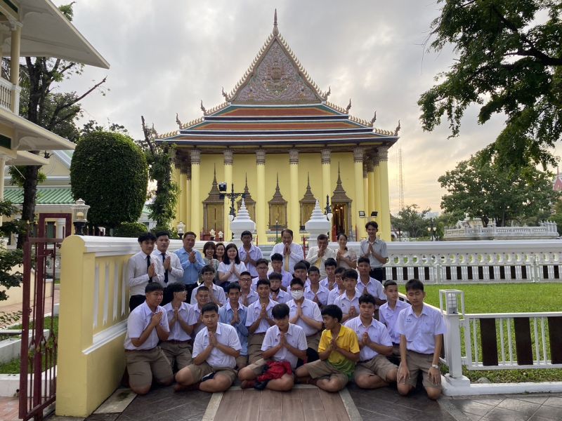 กิจกรรมทำบุญตักบาตรในช่วงเช้า ณ วัดเทพศิรินทราวาส