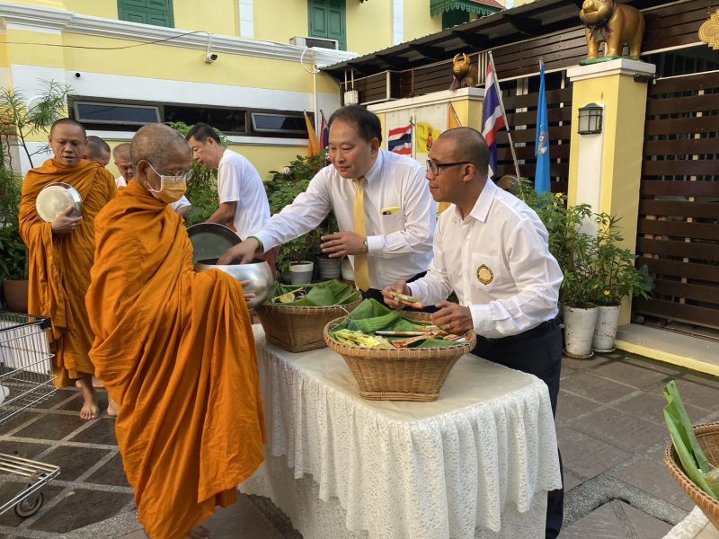 กิจกรรมทำบุญตักบาตรในช่วงเช้า ณ วัดเทพศิรินทราวาส