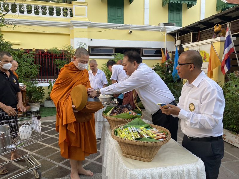 กิจกรรมทำบุญตักบาตรในช่วงเช้า ณ วัดเทพศิรินทราวาส