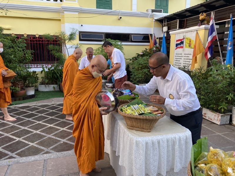 กิจกรรมทำบุญตักบาตรในช่วงเช้า ณ วัดเทพศิรินทราวาส