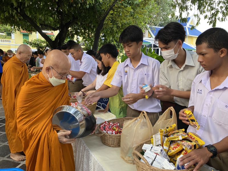 กิจกรรมทำบุญตักบาตรในช่วงเช้า ณ วัดเทพศิรินทราวาส