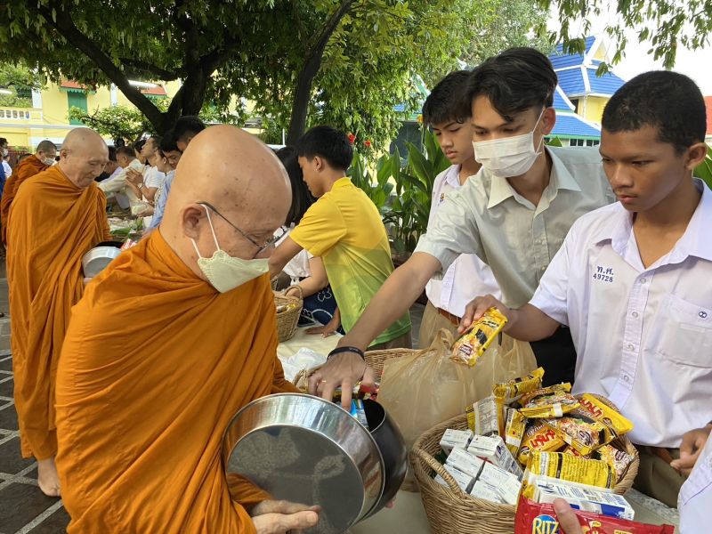 กิจกรรมทำบุญตักบาตรในช่วงเช้า ณ วัดเทพศิรินทราวาส