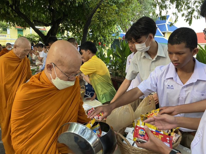 กิจกรรมทำบุญตักบาตรในช่วงเช้า ณ วัดเทพศิรินทราวาส