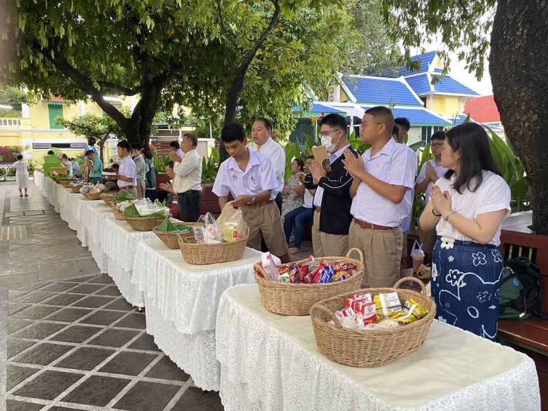 กิจกรรมทำบุญตักบาตรในช่วงเช้า ณ วัดเทพศิรินทราวาส
