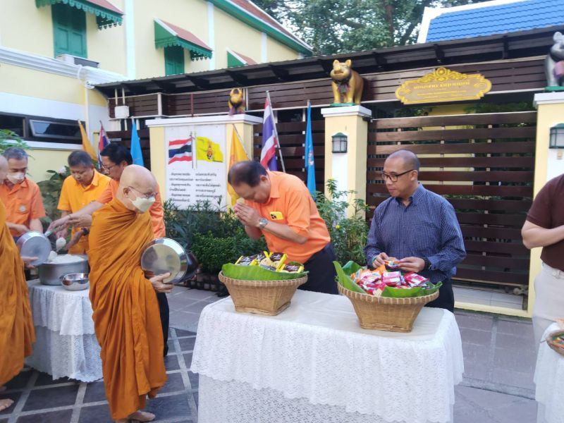 กิจกรรมทำบุญตักบาตรในช่วงเช้า ณ วัดเทพศิรินทราวาส