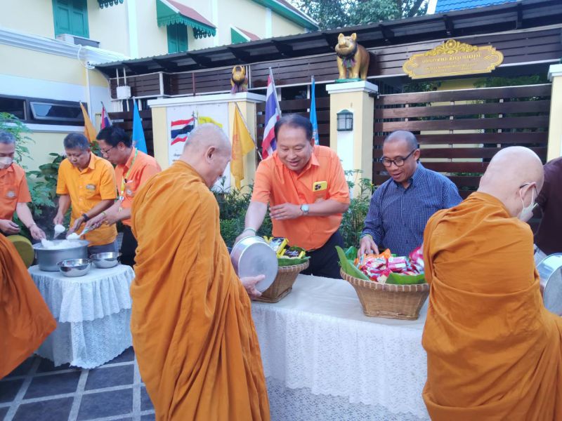 กิจกรรมทำบุญตักบาตรในช่วงเช้า ณ วัดเทพศิรินทราวาส