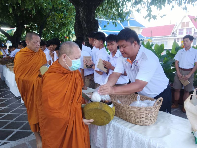 กิจกรรมทำบุญตักบาตรในช่วงเช้า ณ วัดเทพศิรินทราวาส