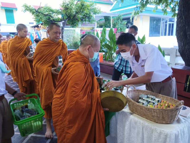 กิจกรรมทำบุญตักบาตรในช่วงเช้า ณ วัดเทพศิรินทราวาส