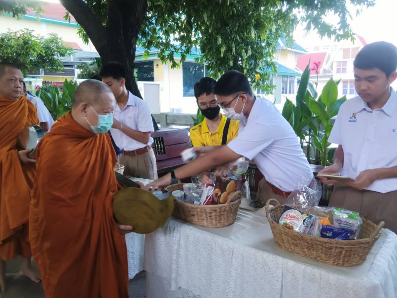 กิจกรรมทำบุญตักบาตรในช่วงเช้า ณ วัดเทพศิรินทราวาส