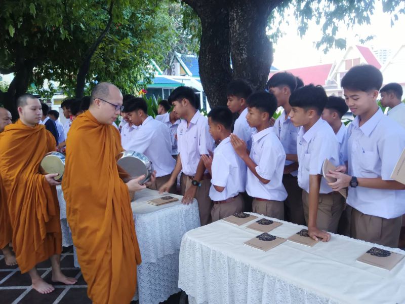 กิจกรรมทำบุญตักบาตรในช่วงเช้า ณ วัดเทพศิรินทราวาส
