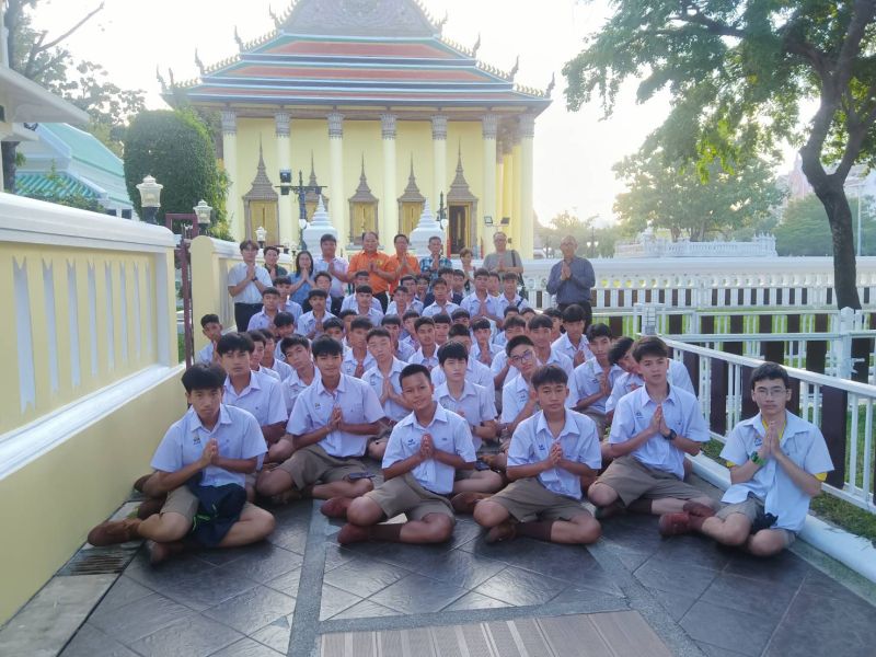 กิจกรรมทำบุญตักบาตรในช่วงเช้า ณ วัดเทพศิรินทราวาส