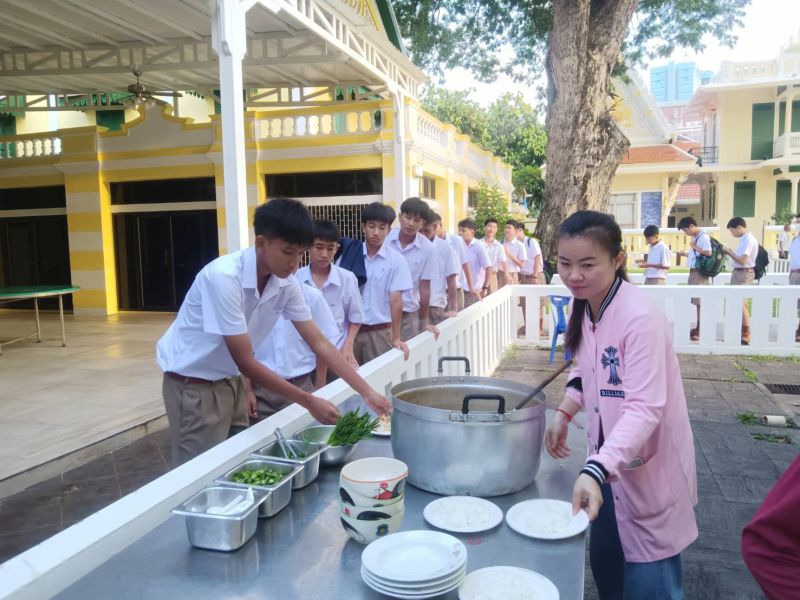 กิจกรรมทำบุญตักบาตรในช่วงเช้า ณ วัดเทพศิรินทราวาส