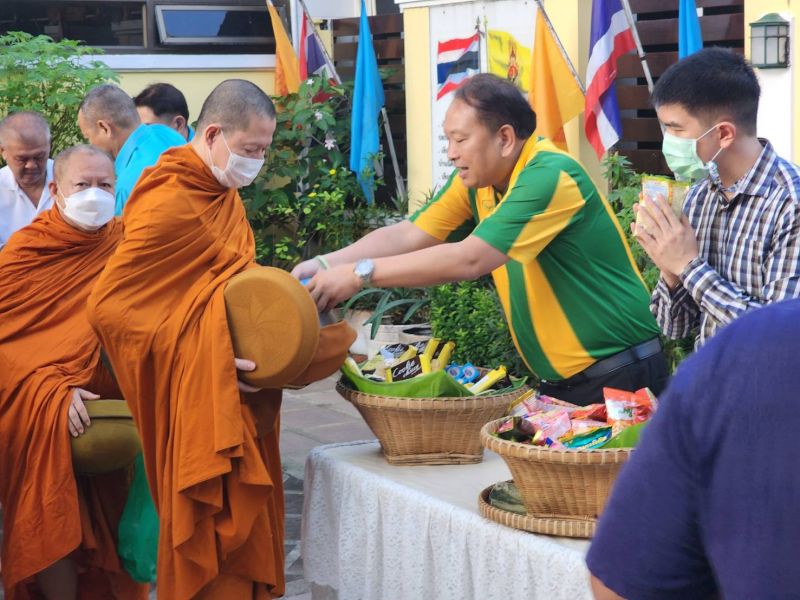กิจกรรมทำบุญตักบาตรในช่วงเช้า ณ วัดเทพศิรินทราวาส