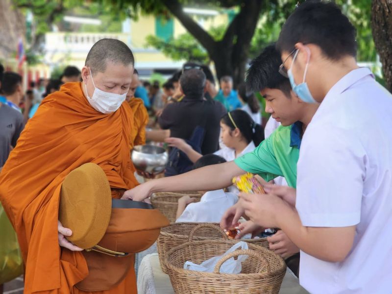กิจกรรมทำบุญตักบาตรในช่วงเช้า ณ วัดเทพศิรินทราวาส