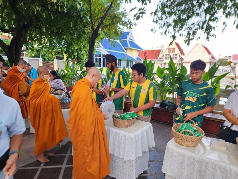 กิจกรรมทำบุญตักบาตรในช่วงเช้า ณ วัดเทพศิรินทราวาส