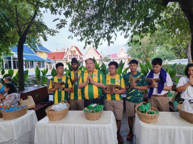 กิจกรรมทำบุญตักบาตรในช่วงเช้า ณ วัดเทพศิรินทราวาส