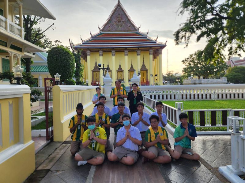 กิจกรรมทำบุญตักบาตรในช่วงเช้า ณ วัดเทพศิรินทราวาส