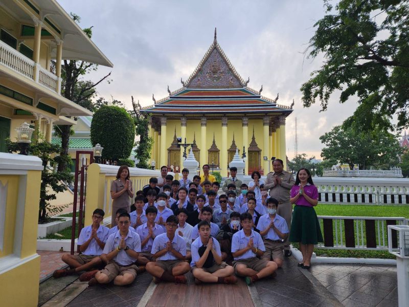 กิจกรรมทำบุญตักบาตรในช่วงเช้า ณ วัดเทพศิรินทราวาส