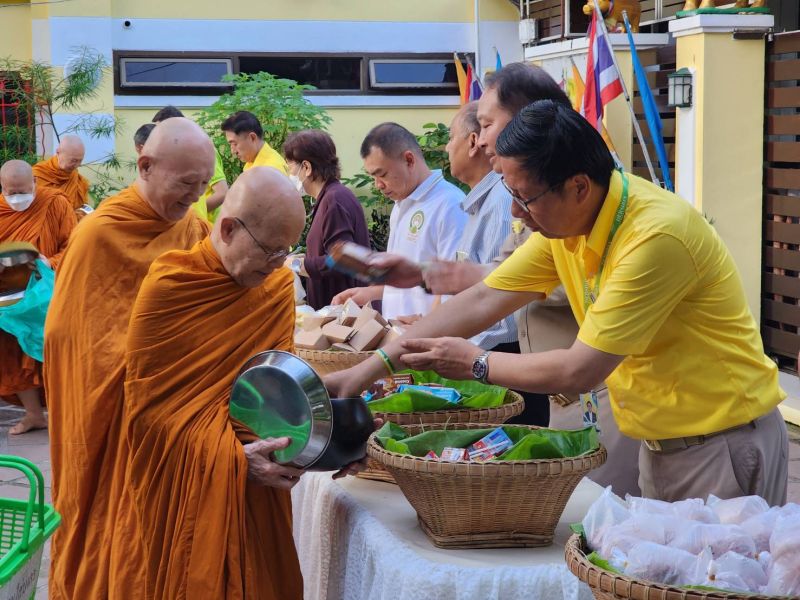 กิจกรรมทำบุญตักบาตรในช่วงเช้า ณ วัดเทพศิรินทราวาส