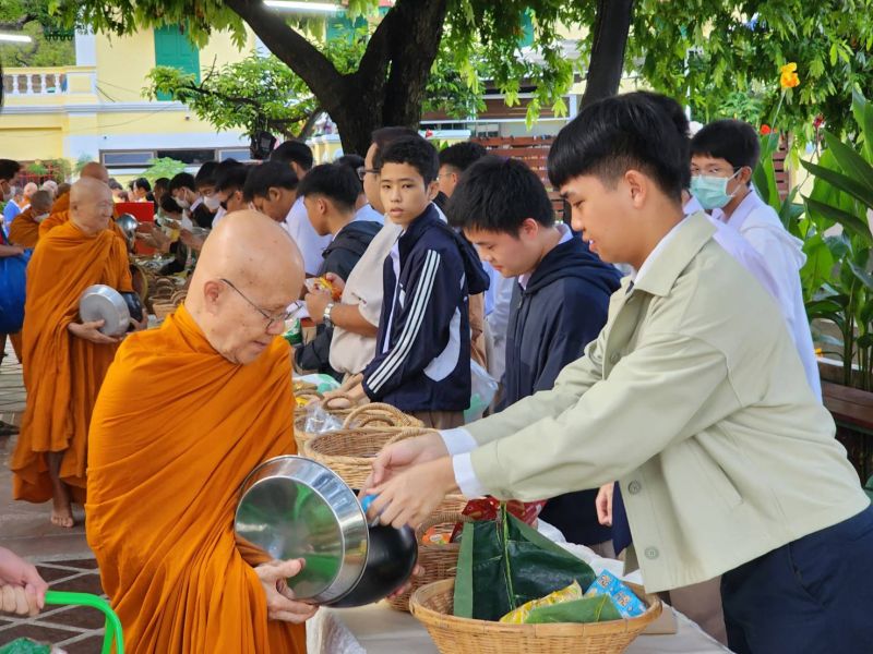 กิจกรรมทำบุญตักบาตรในช่วงเช้า ณ วัดเทพศิรินทราวาส