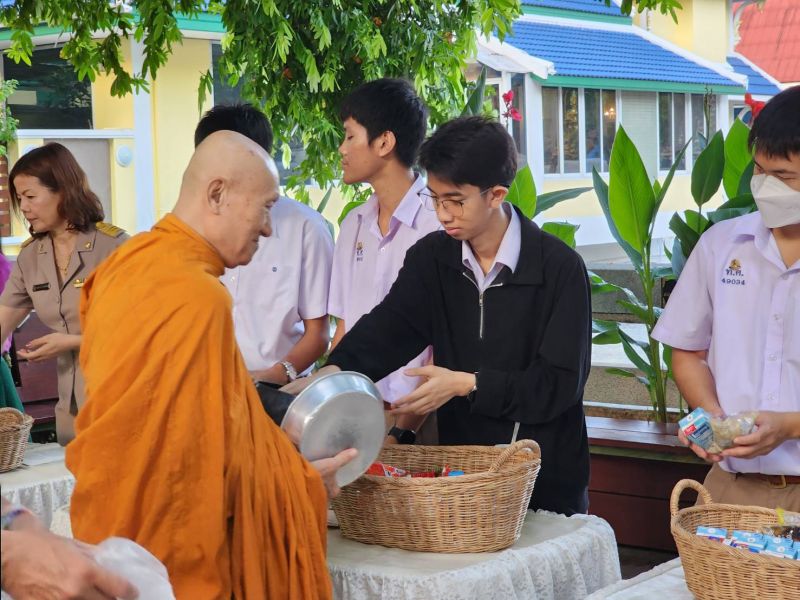 กิจกรรมทำบุญตักบาตรในช่วงเช้า ณ วัดเทพศิรินทราวาส