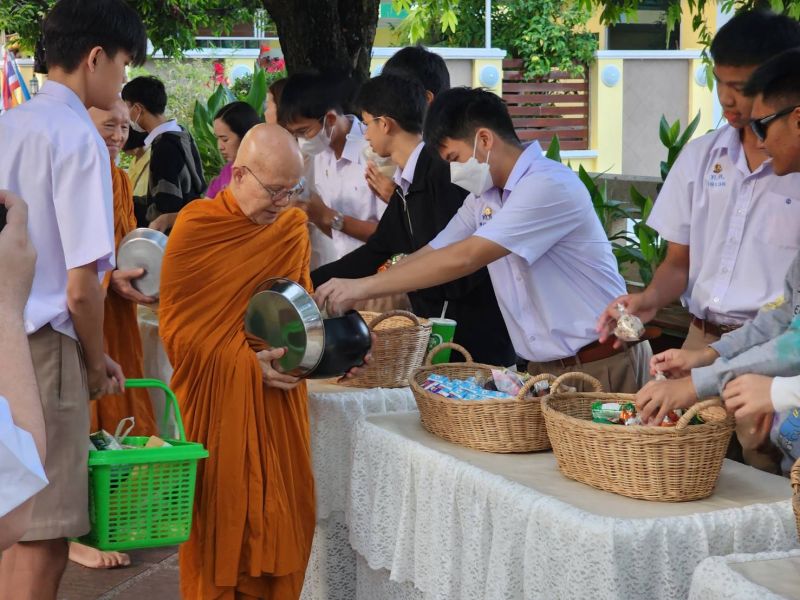 กิจกรรมทำบุญตักบาตรในช่วงเช้า ณ วัดเทพศิรินทราวาส