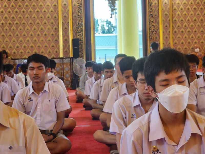 กิจกรรมทำบุญตักบาตรในช่วงเช้า ณ วัดเทพศิรินทราวาส