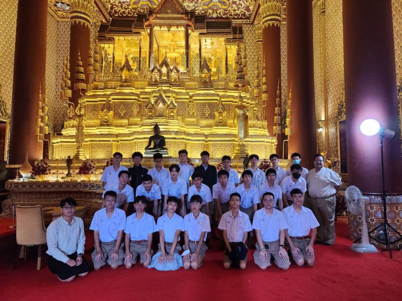 กิจกรรมทำบุญตักบาตรในช่วงเช้า ณ วัดเทพศิรินทราวาส