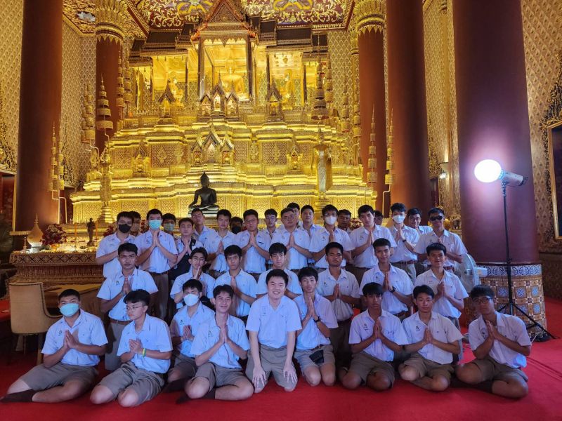 กิจกรรมทำบุญตักบาตรในช่วงเช้า ณ วัดเทพศิรินทราวาส