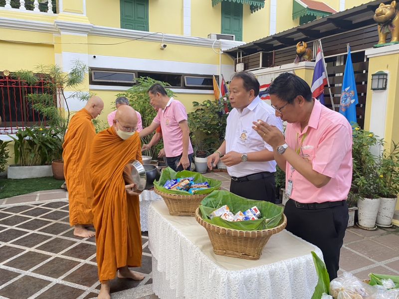 กิจกรรมทำบุญตักบาตรในช่วงเช้า ณ วัดเทพศิรินทราวาส