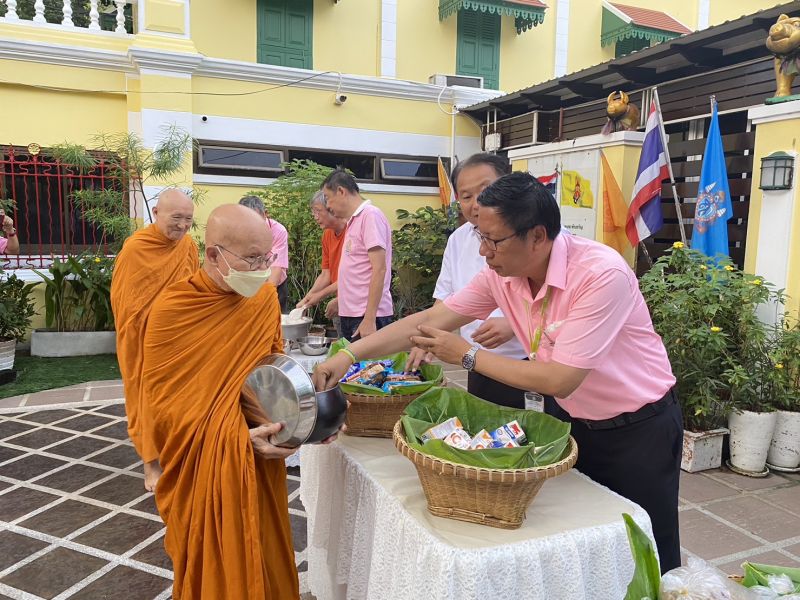 กิจกรรมทำบุญตักบาตรในช่วงเช้า ณ วัดเทพศิรินทราวาส