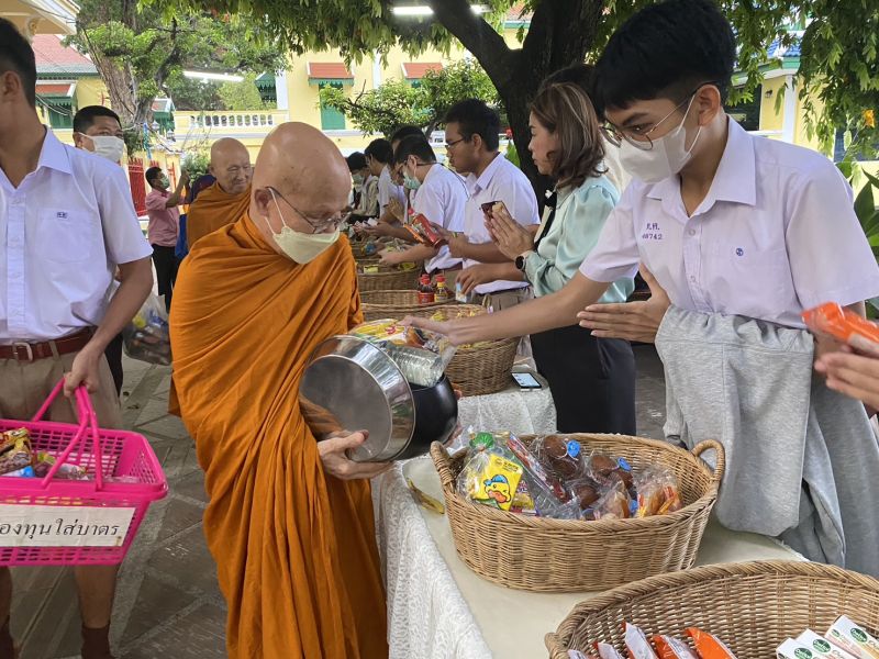 กิจกรรมทำบุญตักบาตรในช่วงเช้า ณ วัดเทพศิรินทราวาส