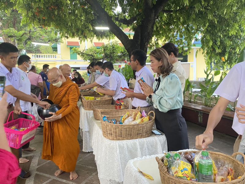 กิจกรรมทำบุญตักบาตรในช่วงเช้า ณ วัดเทพศิรินทราวาส