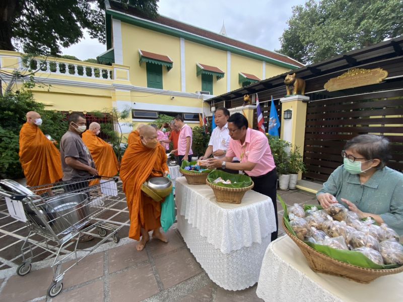กิจกรรมทำบุญตักบาตรในช่วงเช้า ณ วัดเทพศิรินทราวาส