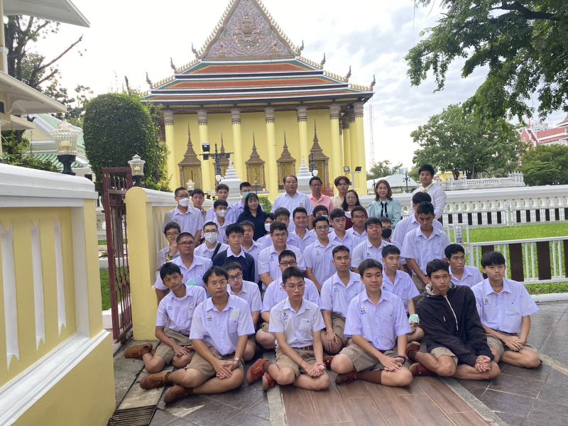 กิจกรรมทำบุญตักบาตรในช่วงเช้า ณ วัดเทพศิรินทราวาส